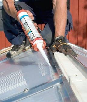 Byg selv udestue: Det vinklede profil til tagryggen får en stribe silikone Byg selv udestue: Det vinklede profil til tagryggen får en stribe silikone